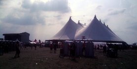 Zelt und Hauptbühne beim WFF